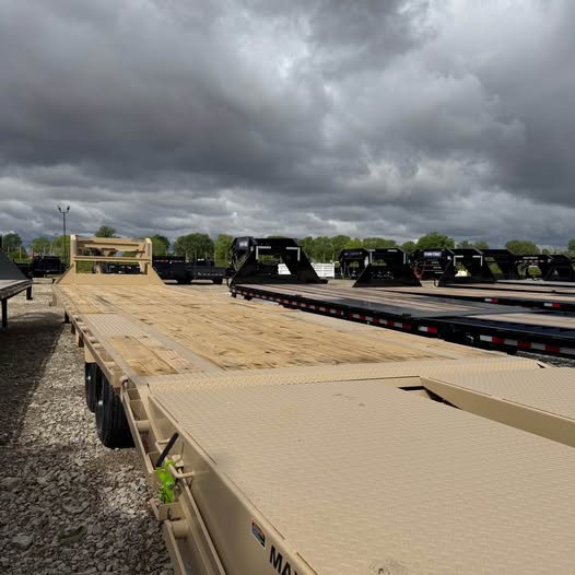 Load Trail 102 x 40 Gooseneck Flatbed Trailer - SKU 356328 - Image 2