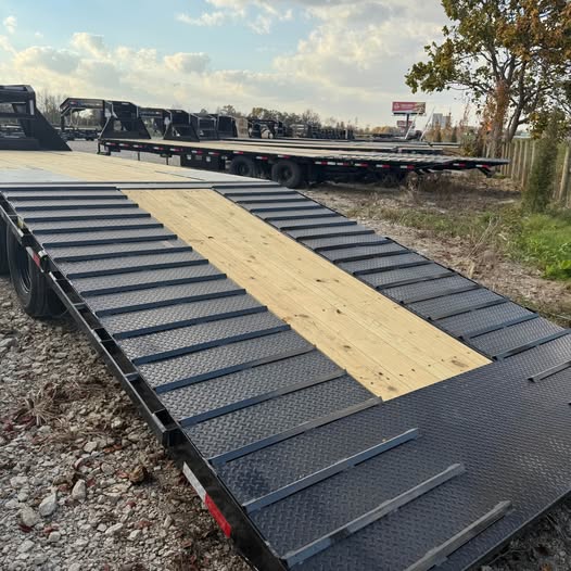 Load Trail 102 x 32 Gooseneck Flatbed Trailer - SKU 373402 - Image 2