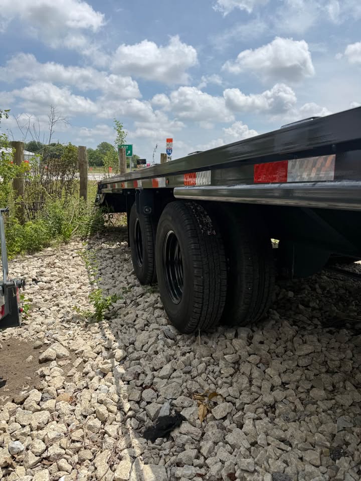 Lamar 102 x 40 Gooseneck Flatbed Trailer - SKU 150475 - Image 7