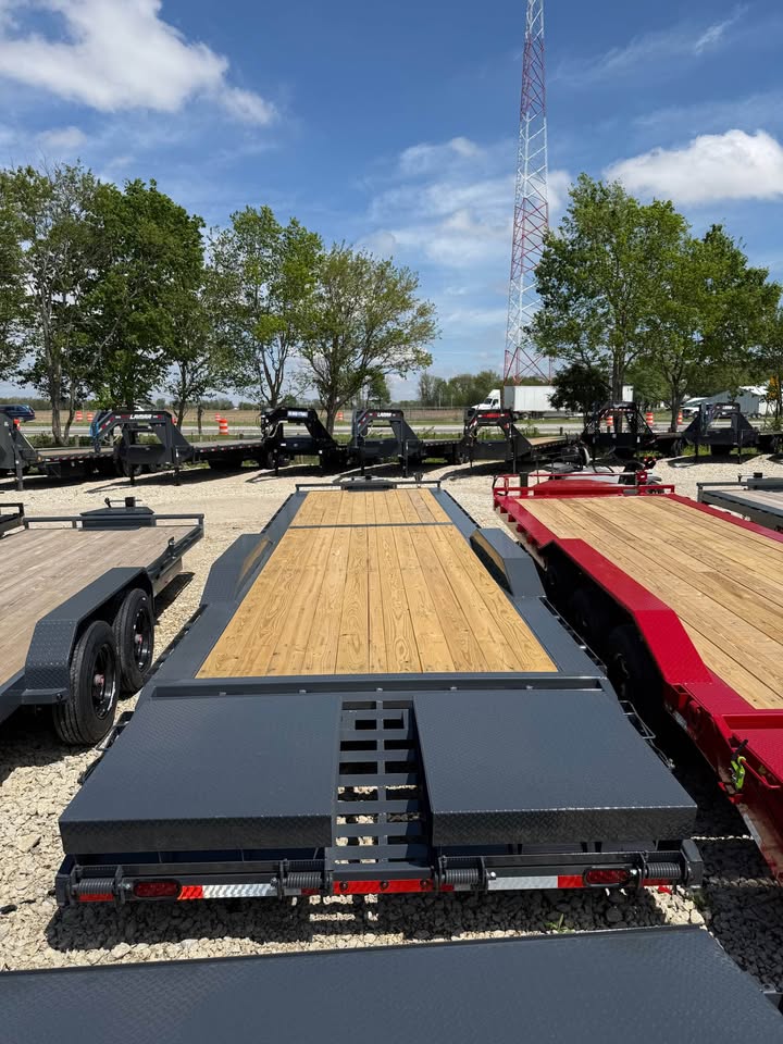 Lamar 102 x 32 Fender Equipment Trailer - SKU 156168 - Image 4