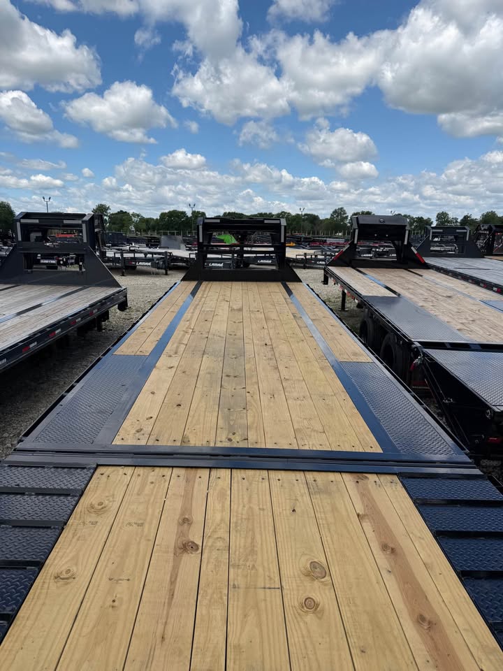 Load Trail 102 x 32 Gooseneck Flatbed Trailer - SKU 388114 - Image 4