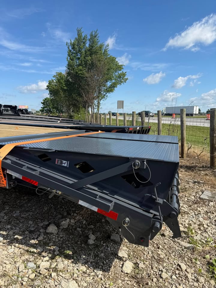 Lamar 102 x 25 Gooseneck Flatbed Trailer - SKU 156419 - Image 6