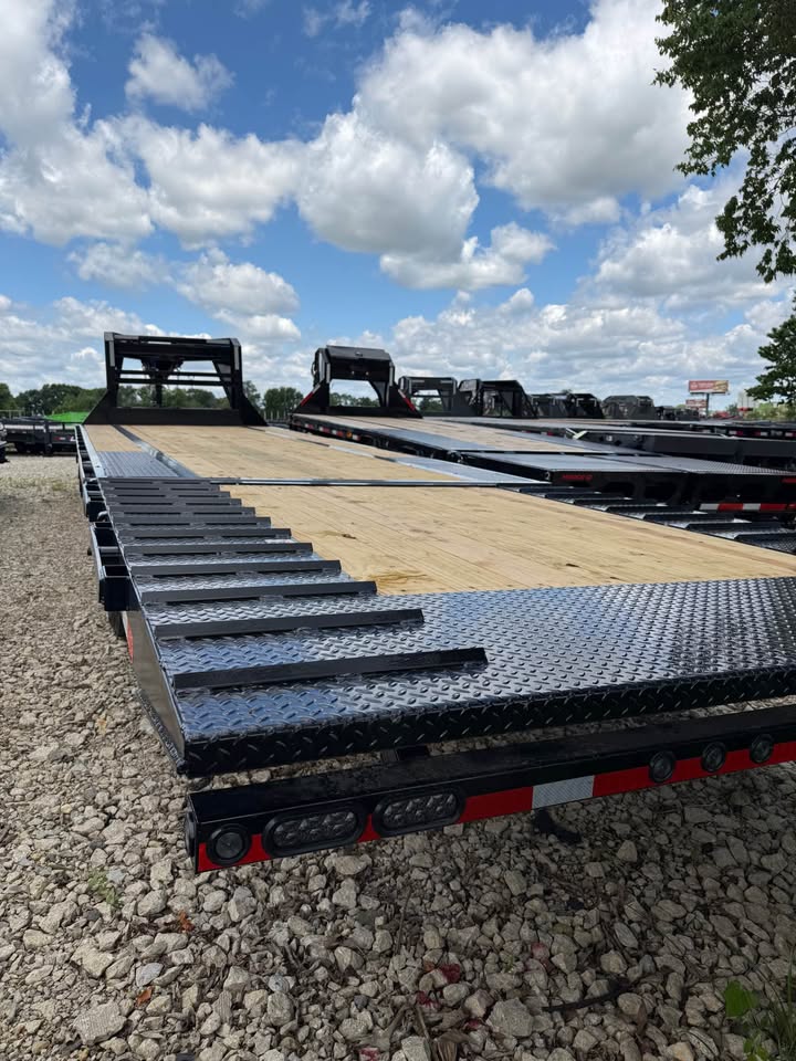 Load Trail 102 x 32 Gooseneck Flatbed Trailer - SKU 388114 - Image 3