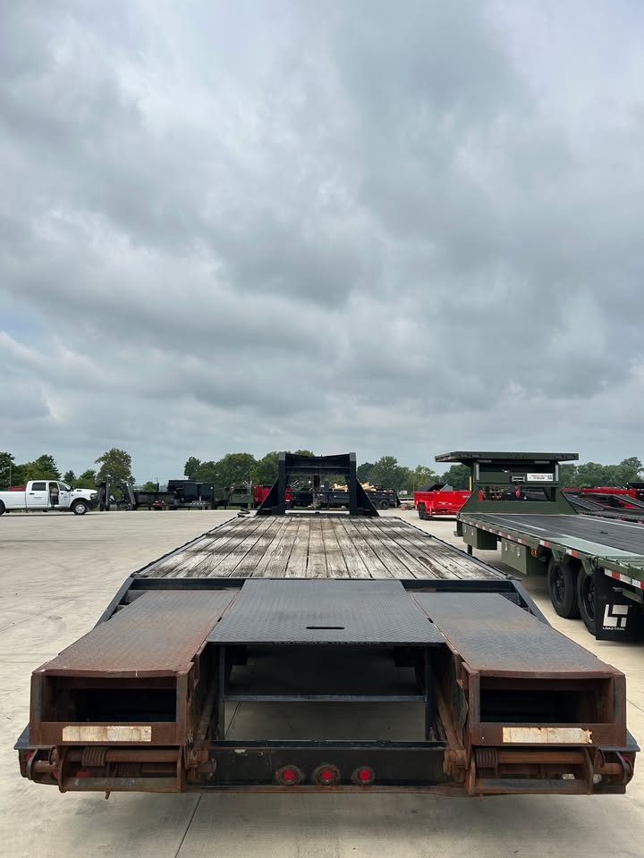 Pre-Owned Sure Trac 102" x 25' Gooseneck Flatbed Trailer - SKU 055748 - Image 4