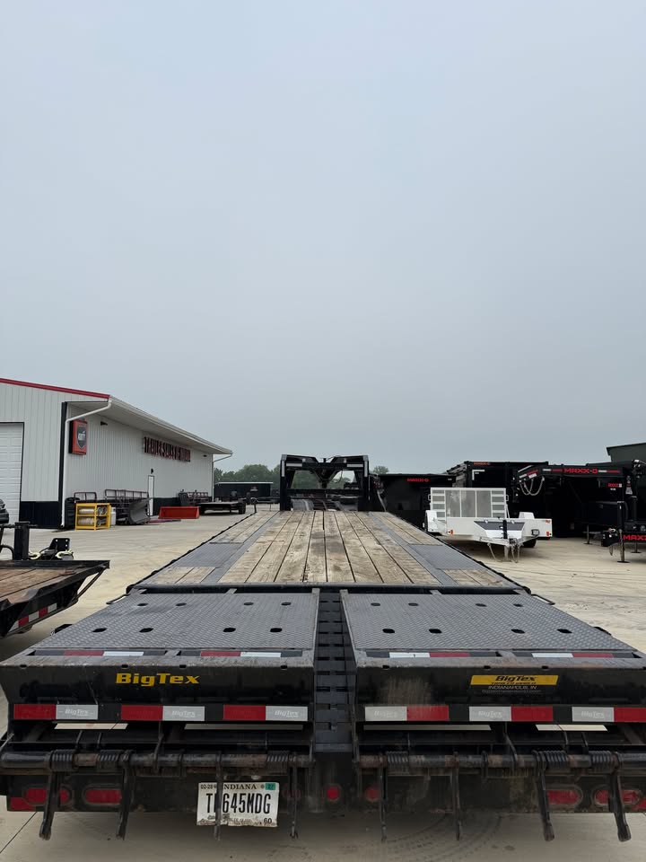 Pre-Owned Big Tex 102" x 30' Gooseneck Flatbed Trailer - SKU 306306 - Image 4