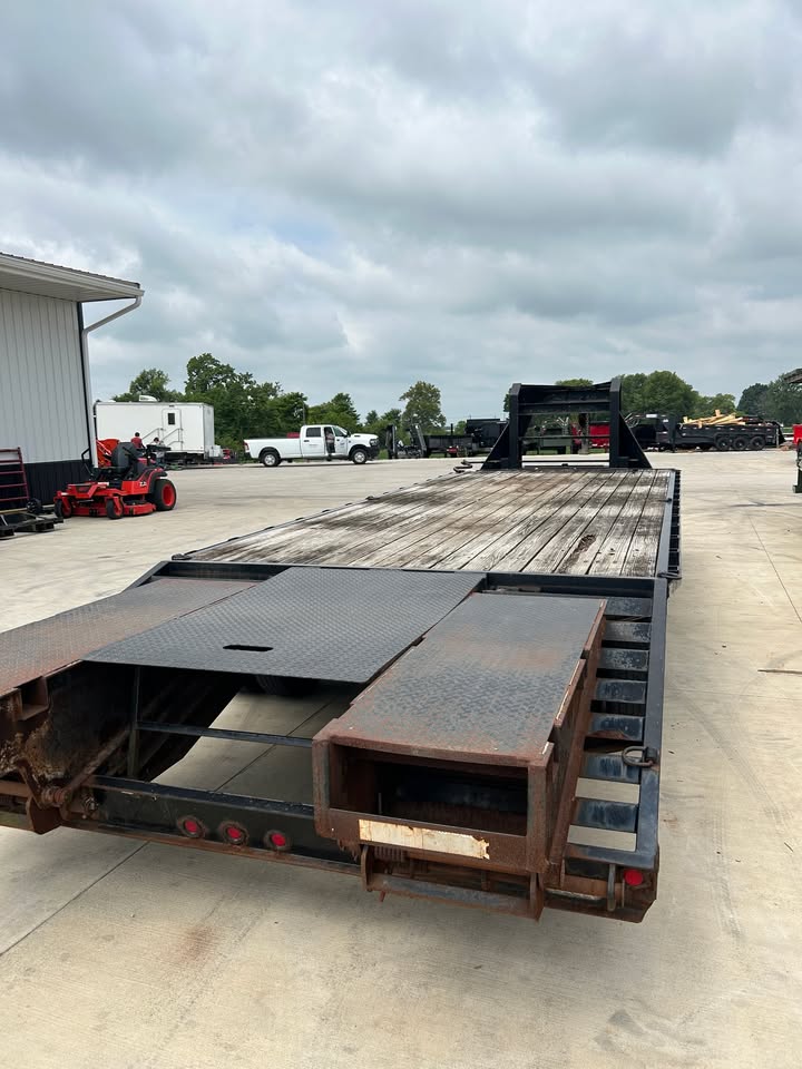 Pre-Owned Sure Trac 102" x 25' Gooseneck Flatbed Trailer - SKU 055748 - Image 6