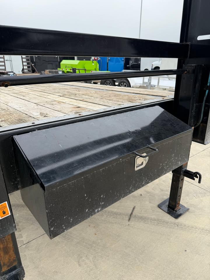Pre-Owned Big Tex 102" x 30' Gooseneck Flatbed Trailer - SKU 306306 - Image 6