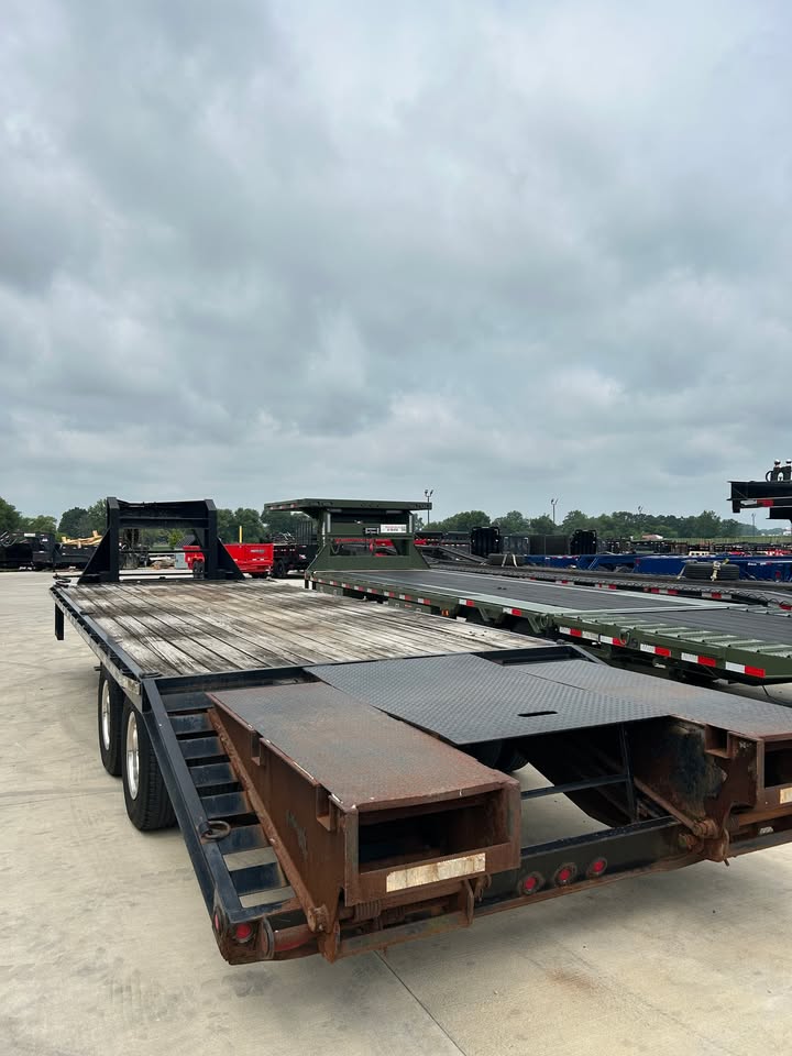 Pre-Owned Sure Trac 102" x 25' Gooseneck Flatbed Trailer - SKU 055748 - Image 3