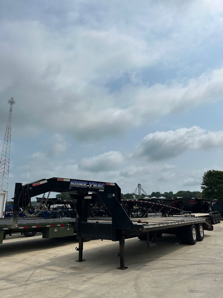 Pre-Owned Sure Trac 102" x 25' Gooseneck Flatbed Trailer - SKU 055748 - Image 2