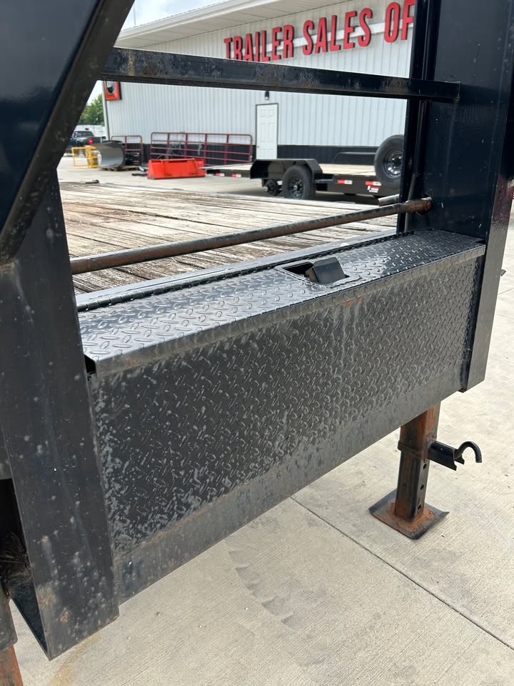 Pre-Owned Sure Trac 102" x 25' Gooseneck Flatbed Trailer - SKU 055748 - Image 8