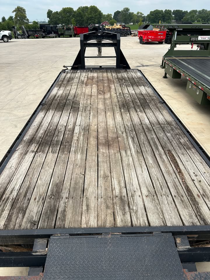 Pre-Owned Sure Trac 102" x 25' Gooseneck Flatbed Trailer - SKU 055748 - Image 5