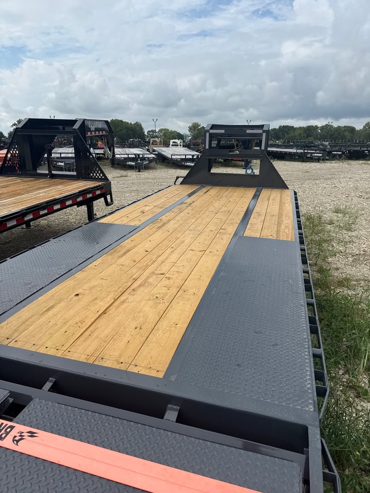 Lamar 102 in x 25 ft Gooseneck Flatbed Trailer - SKU 159343 - Image 4