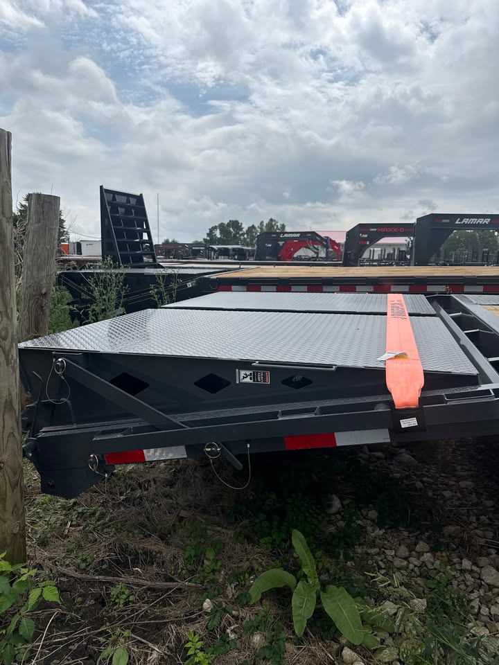 Lamar 102 in x 25 ft Gooseneck Flatbed Trailer - SKU 159343 - Image 7