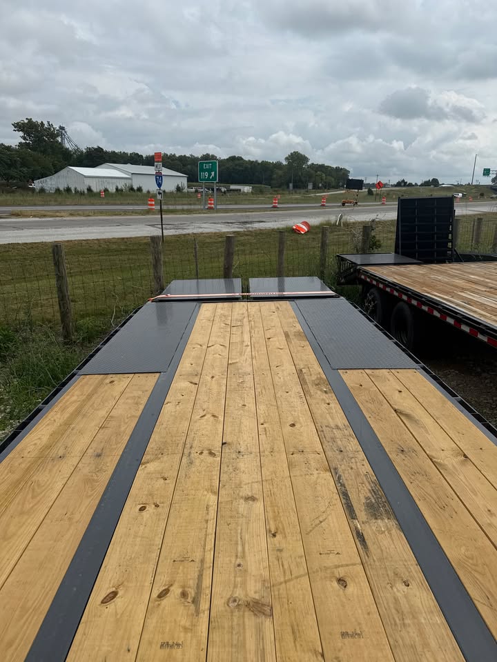 Lamar 102 in x 25 ft Gooseneck Flatbed Trailer - SKU 159343 - Image 5
