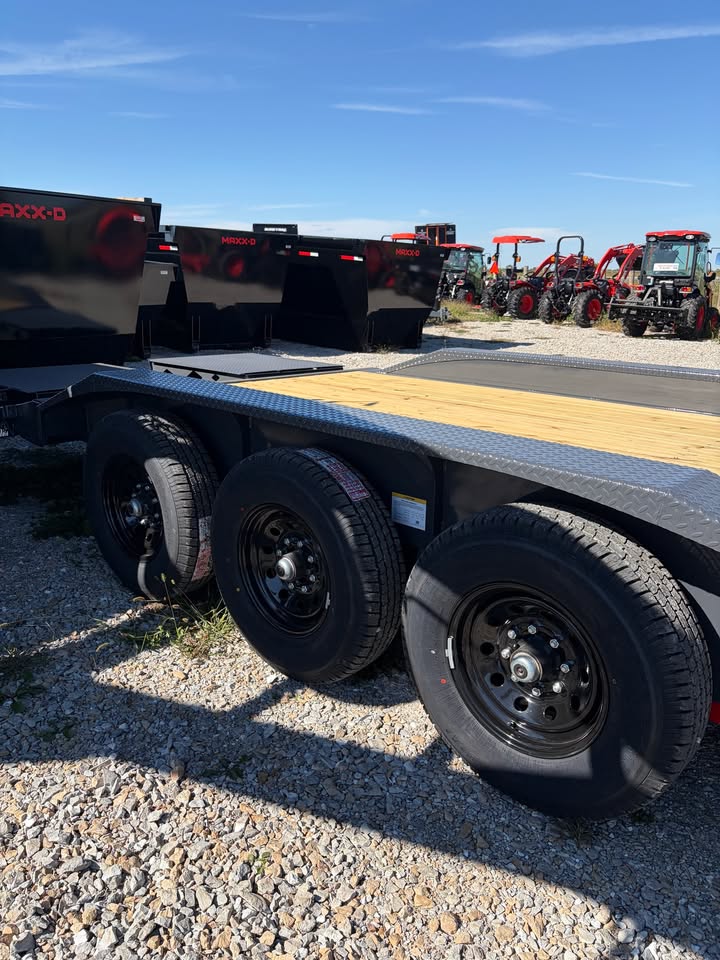 Lamar 102 in x 28 ft Fender Equipment Trailer - SKU 160177 - Image 8